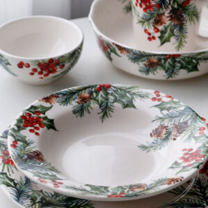 จานเซรามิคแต่งฮอลลี่เบอร์รี่และลูกสน คริสต์มาส